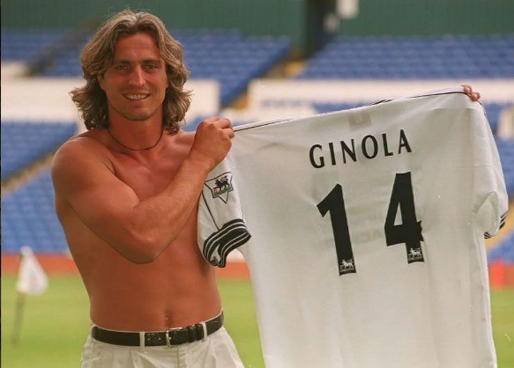 Huyền thoại Ginola cởi trần giơ áo đấu của Tottenham in tên mình