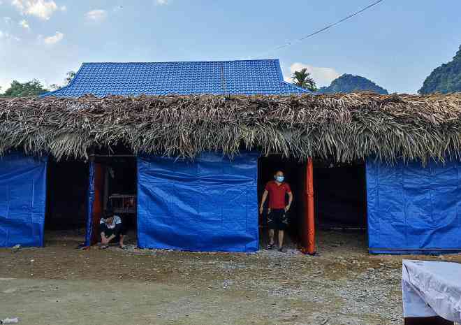 Khu lều được chính quyền xã Thanh Phong dựng lên để cách ly người về quê ăn Tết - Ảnh: NLĐ