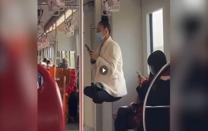 Darina treo lơ lửng trên tàu điện ngầm Thượng Hải bằng tóc. Ảnh chụp màn hình video