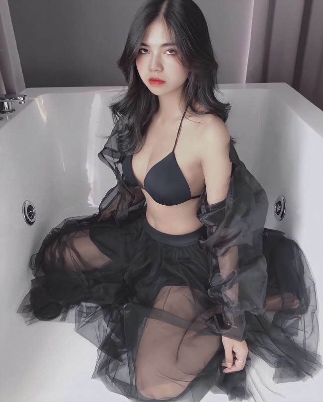 Trên trang cá nhân của mình, nàng hot girl “đốt mắt” khán giả bởi những hình ảnh trong trang phục hở bạo.
