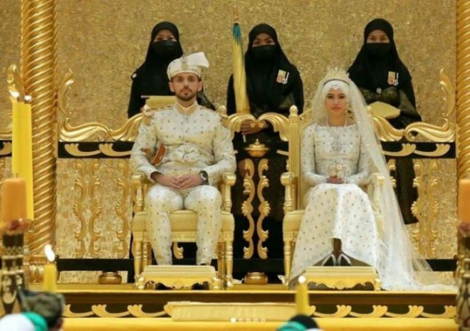 Công chúa Brunei Fadzillah Lubabul cùng chồng tại lễ cưới. Ảnh - Daily Mail