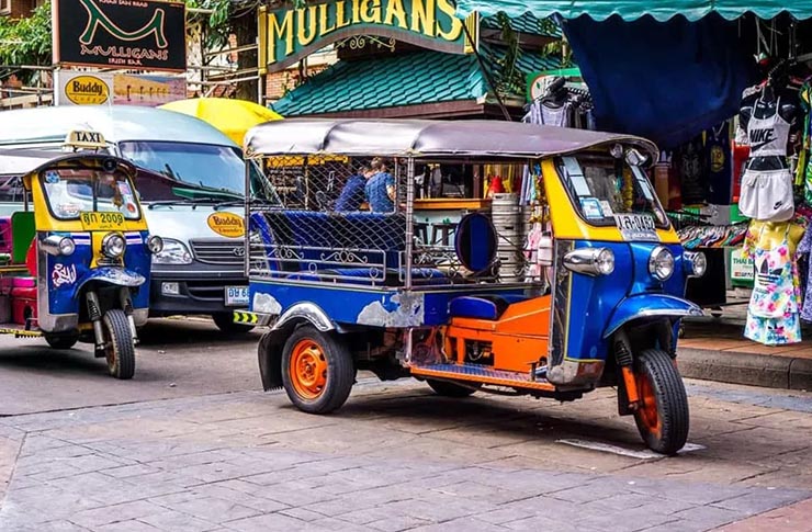 11. Đừng tin tưởng vào tài xế xe tuk-tuk. Một số tài xế xe tuk-tuk sẽ cố gắng hét giá cao cho một chuyến đi ngắn. Những người khác sẽ nói rằng, nơi bạn đang đến đã bị đóng cửa và đưa bạn đến một loạt bẫy du lịch.

Tệ hơn nữa, một số tài xế xe tuk-tuk sẽ đề nghị một chuyến đi giá rẻ nhưng họ sẽ chỉ đưa bạn đến một số cửa hàng đắt tiền, nơi bạn có thể bị quấy rối, ép mua thứ gì đó hoặc thậm chí bị đánh thuốc và bị cướp.
