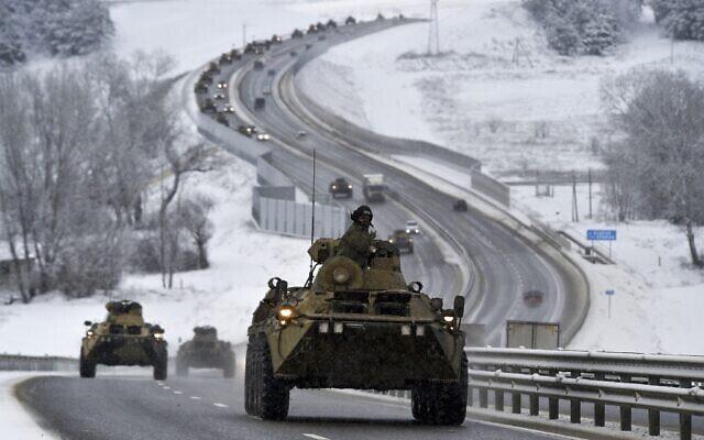 Đoàn xe thiết giáp của Nga dọc đường cao tốc tại Crimea. Ảnh - AP