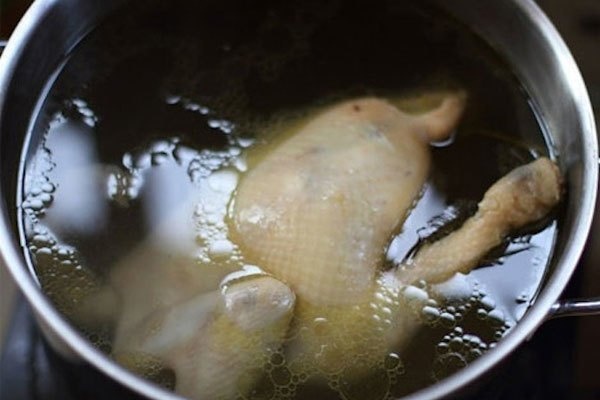 Để phần đùi gà úp xuống dưới khiến thịt chín nhanh hơn.