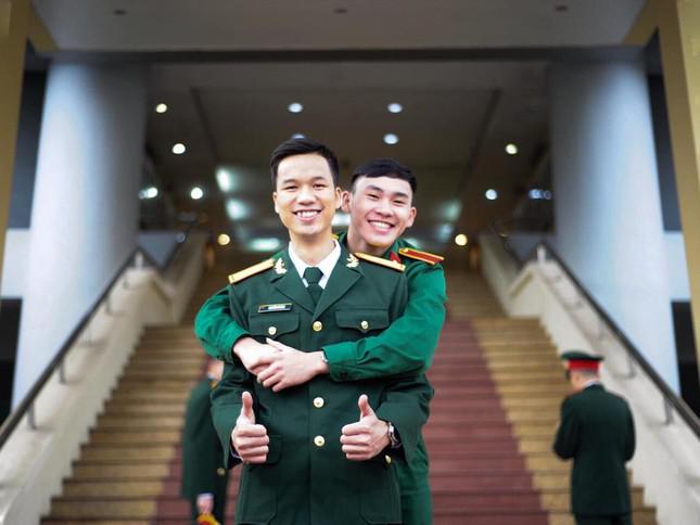 Đình Hưng (phía sau) cùng người anh đồng hương tại Học viện Kỹ thuật Quân sự.