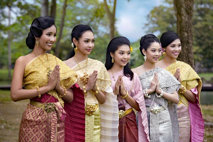 5. Bắt tay không phải là truyền thống của người Thái. Người Thái chào mọi người bằng cách đặt 2 lòng bàn tay vào nhau, tương tự như khi chúng ta cầu nguyện. 

