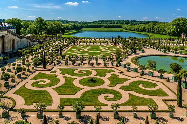 Vườn của cung điện Versailles, Pháp: Cách Paris chưa đầy một giờ đi tàu, cung điện Vua Louis XIV được xây dựng vào thế kỷ 17 nổi tiếng với Sảnh Gương và những căn phòng dát vàng. Nơi đây cũng có khu vườn sang trọng nhất trên thế giới.&nbsp;
