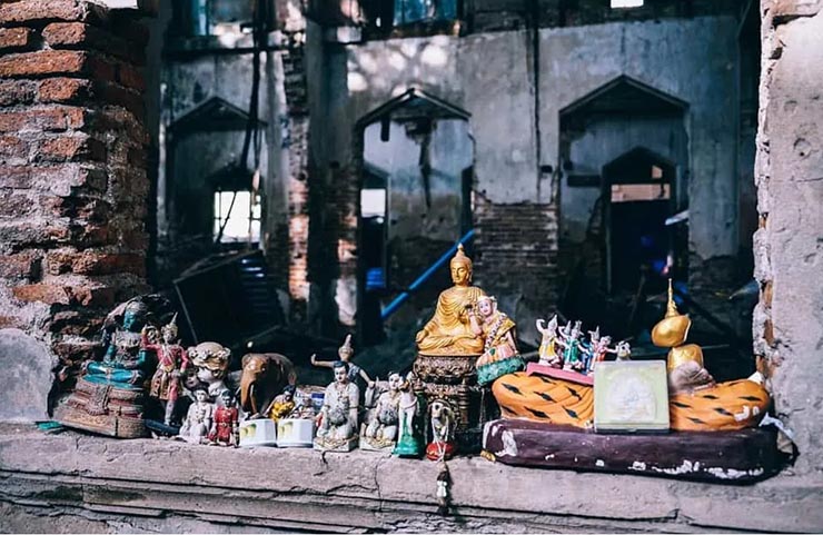 9. Những bức tranh và tượng Phật là món quà lưu niệm tuyệt vời cho những người thân yêu nhưng điều mà hầu hết khách du lịch không biết là việc mang chúng ra khỏi đất nước sẽ bất hợp pháp. Nếu bạn muốn làm điều này, bạn cần phải xin giấy phép đặc biệt. Trong trường hợp an ninh sân bay nhìn thấy tượng Phật không có giấy phép, bạn có thể phải trả một khoản tiền phạt rất nặng.
