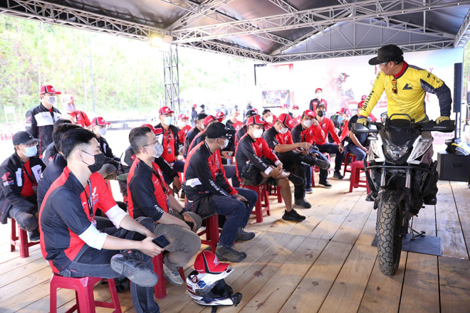 Các biker được chuyên gia hướng dẫn trong buổi workshop.