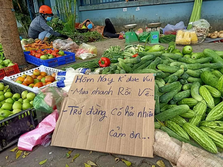 Anh bán rau &#34;khùng&#34; nhất Việt Nam lấn sân bán hoa Tết, tấm biển lạ lùng &#34;gây bão&#34; MXH - 3