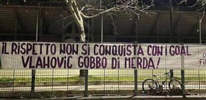 Biểu ngữ sỉ nhục Vhahovic ở gần sân tập của Fiorentina