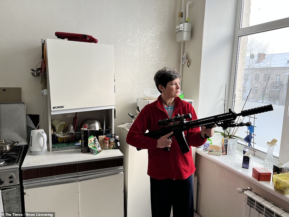 Bà&nbsp;Mariana Zhaglo khoe khẩu súng trường tại căn hộ của mình ở thủ đô Kiev, Ukraine. Ảnh: The Times