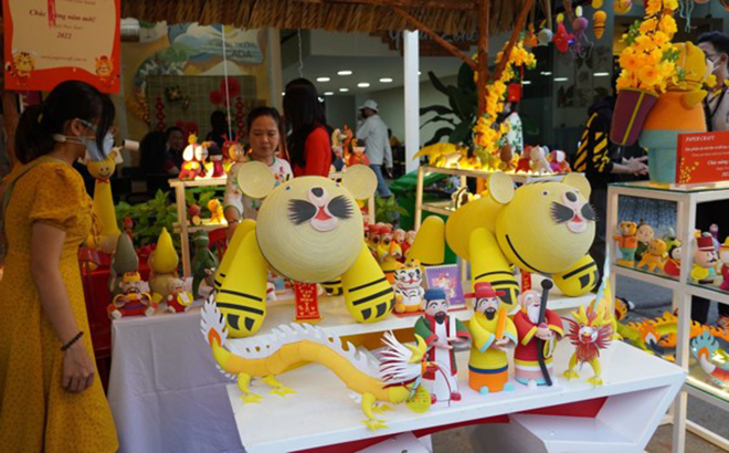 Các sản phẩm được bày bán tại Lễ hội Tết Việt 2022 (Ảnh: Công luận)