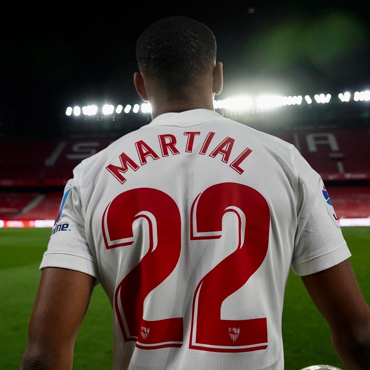 Sevilla chính thức ra mắt Martial, SAO MU gửi lời chúc ý nghĩa - 4