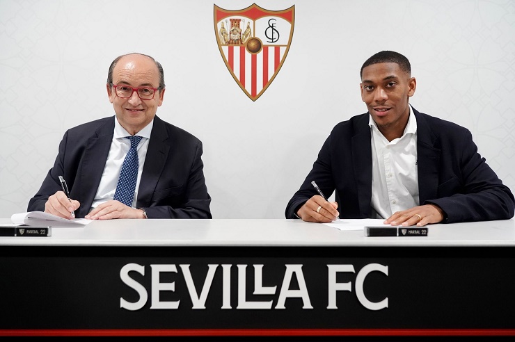 Sevilla chính thức ra mắt Martial, SAO MU gửi lời chúc ý nghĩa - 5