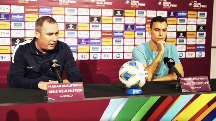 Trợ lí&nbsp;HLV Rene Meulensteen và hậu vệ&nbsp;Trent Sainsbury của Australia trong buổi họp báo trước trận