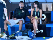 Thể thao - Kyrgios biến Australian Open như &quot;cái chợ&quot;, âu yếm bạn gái trên sân