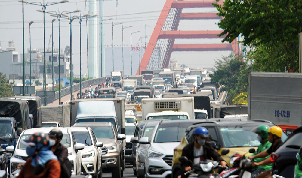 Trưa 26/1 (24 tháng Chạp), tại các tuyến đường ra vào bến xe Miền Đông, sân bay Tân Sơn Nhất (TP.HCM), giao thông ùn tắc nghiêm trọng.