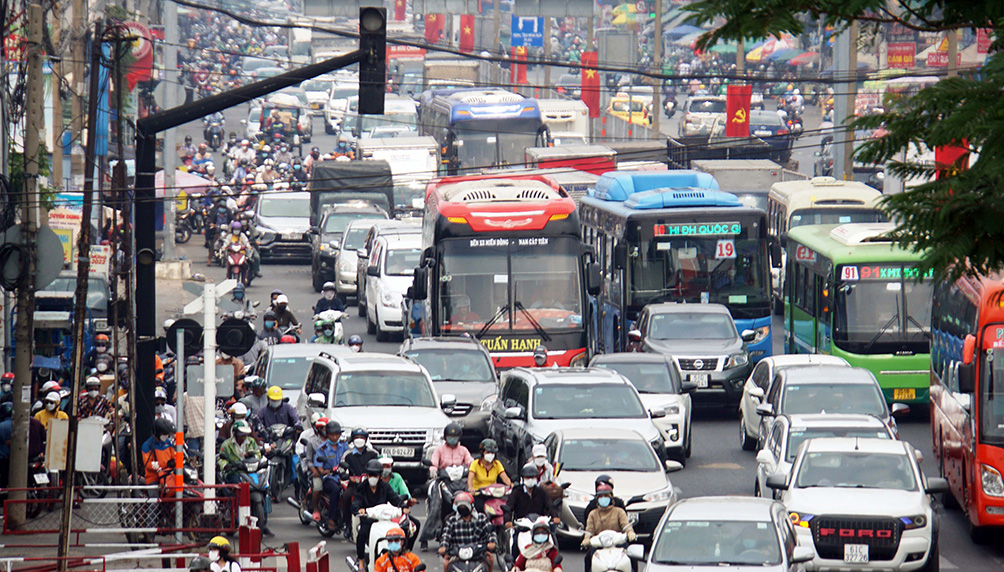 Trên Quốc lộ 13 hướng vào bến xe Miền Đông, các phương tiện xếp hàng dài, di chuyển khó khăn.