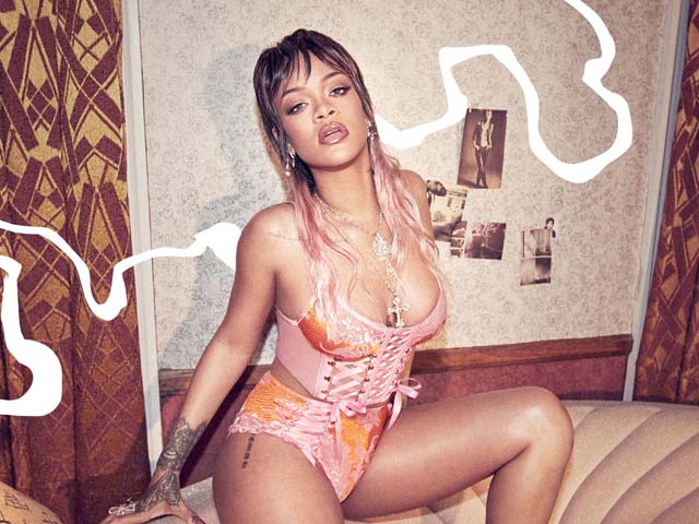 Rihanna tự mình làm mẫu cho các sản phẩm nội y của chính mình.