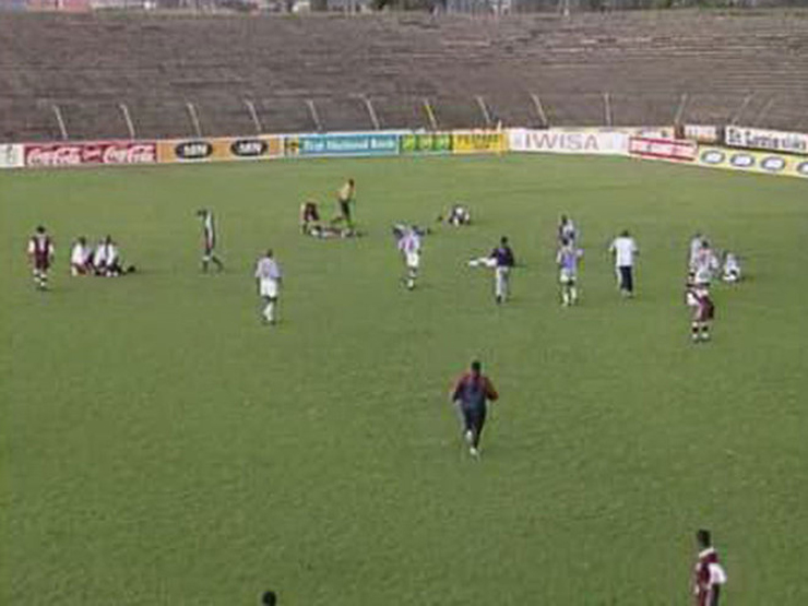 Cầu thủ đổ gục xuống sân sau khi bị sét đánh