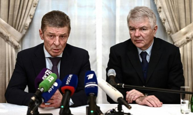 Phó thủ tướng Kozak (trái) và cố vấn Yermak họp báo sau cuộc gặp ở Paris, Pháp, ngày 26/1. Ảnh: AP&nbsp;