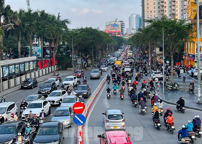 Phố Thái Hà hướng Huỳnh Thúc Kháng ùn tắc dài