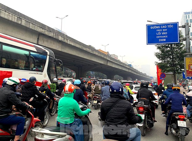 Còn 5 ngày nữa là Tết, người dân tranh thủ đi mua sắm cuối năm nên lượng xe trên các tuyến phố lẫn các đường vành đai đều ùn tắc dài.