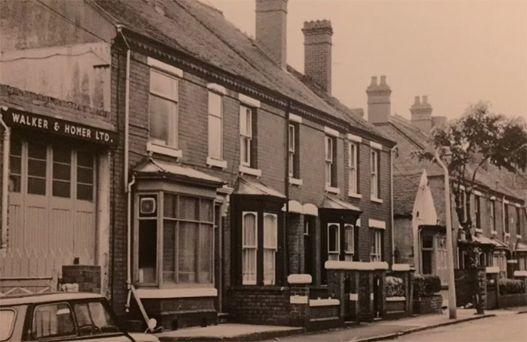 Cách đây không lâu, người đàn ông tên Ben Mann và vợ Kimberley, sống tại thị trấn Cradley Heath, vùng West Mids nước Anh đã vô cùng bất ngờ khi phát hiện căn hầm ngay dưới nền nhà của mình
