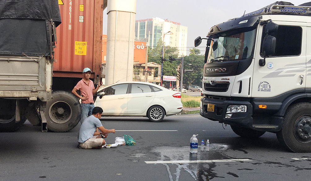 Kẹt xe “không lối thoát” suốt 3 ngày ở cửa ngõ TP.HCM, tài xế ngồi giữa đường ăn cơm - 11