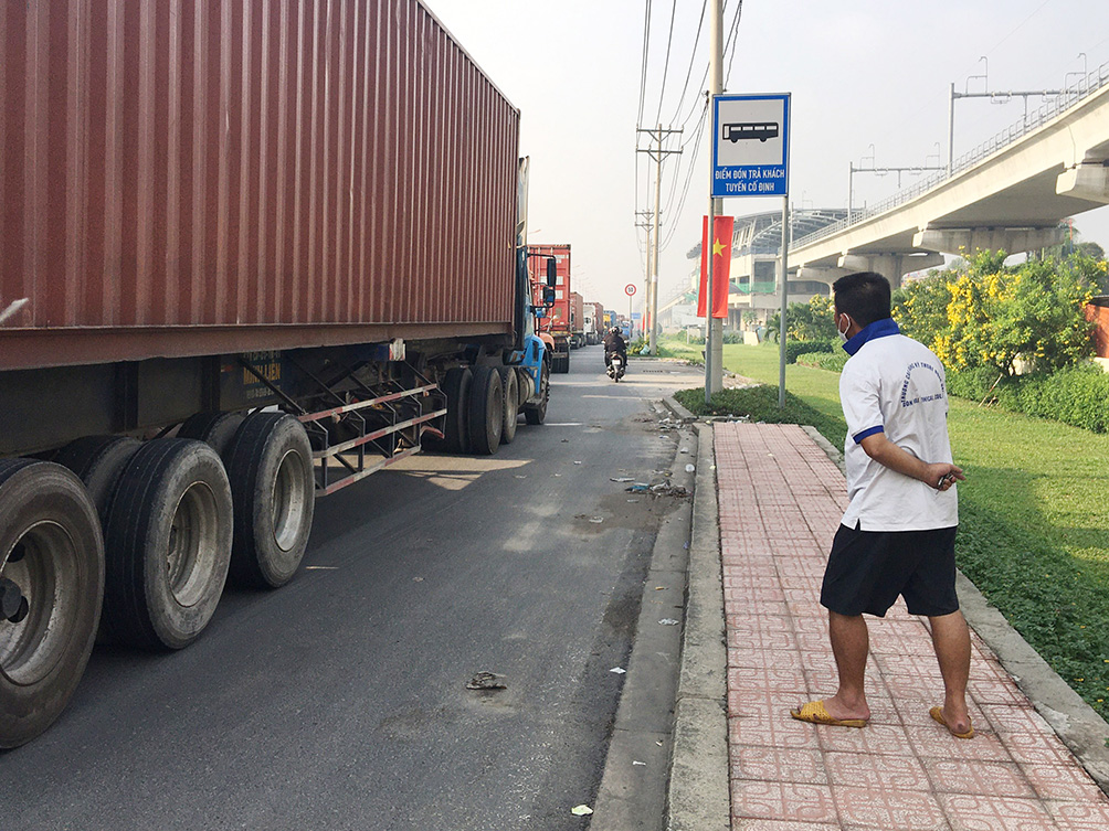 Các tài xế ô tô, xe khách chỉ biết xuống xe đứng nhìn và mong nhanh chóng hết kẹt xe.