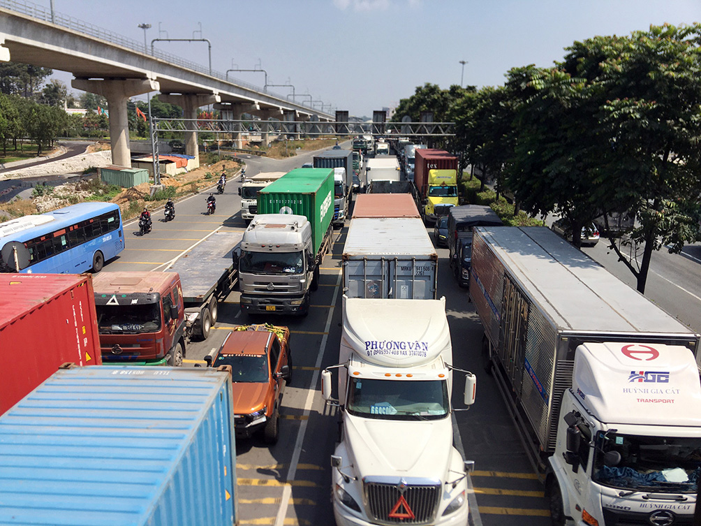 “Có 4km mà sáng giờ không thể di chuyển được. Trời thì nắng gắt, kẹt xe thì khủng khiếp nên bực bội lắm” tài xế xe container Lê Tứ mệt mỏi nói.