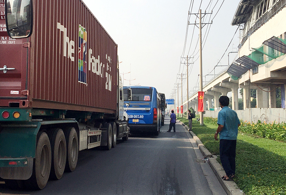 Kẹt xe “không lối thoát” suốt 3 ngày ở cửa ngõ TP.HCM, tài xế ngồi giữa đường ăn cơm - 8