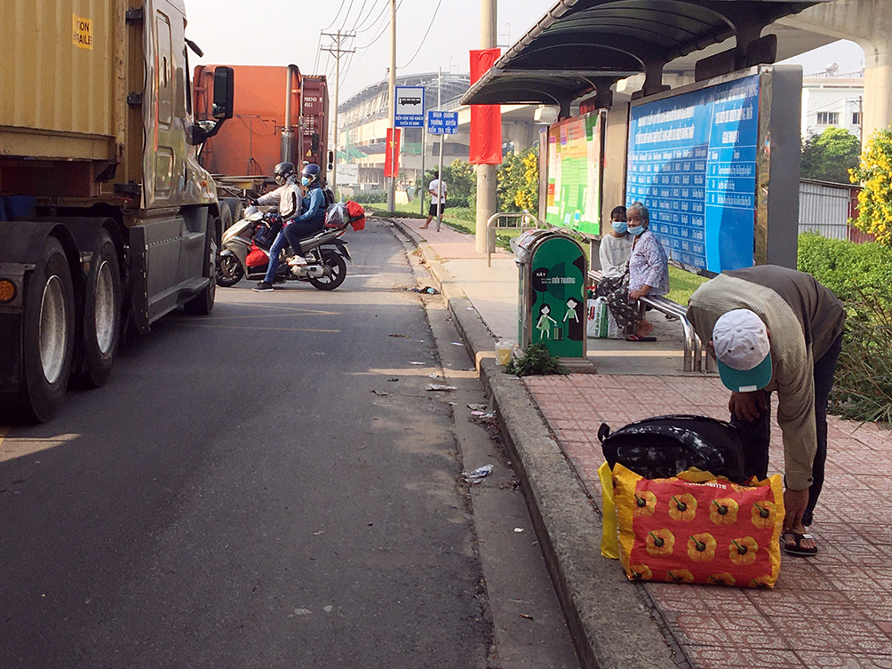 Nhiều hành khách đi xe buýt “dài cổ” đợi xe.