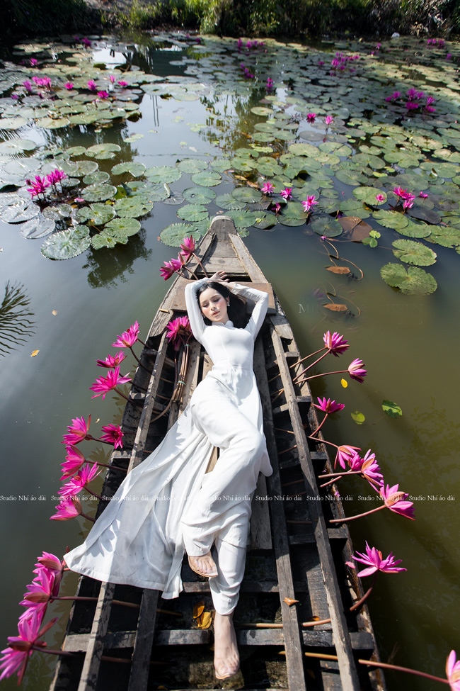 Cô nàng nữ tính và nhẹ nhàng trong từng cử chỉ, hành động. 
