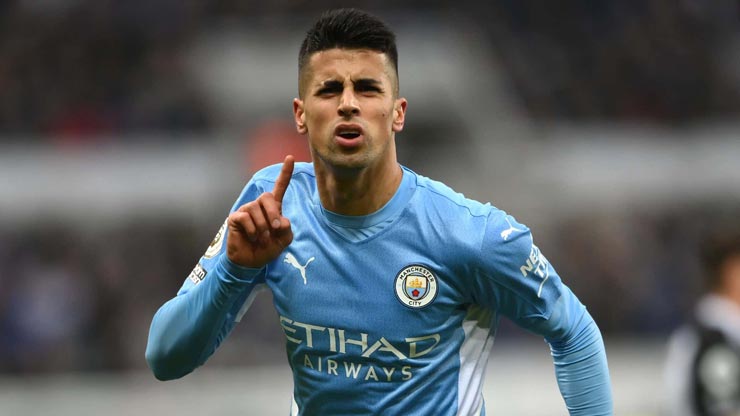 Joao Cancelo chứ không phải người đồng đội Kevin De Bruyne là cầu thủ Man City duy nhất được chọn vào đội hình kể trên dù ngôi sao người Bỉ đang chơi rực sáng giúp đội nhà thẳng tiến đến ngôi vương Premier League