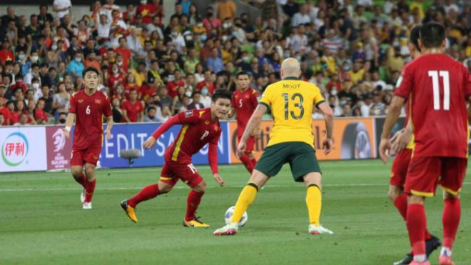 Đội tuyển Việt Nam (áo đỏ) chơi khá tự tin trước Australia. Ảnh VFF