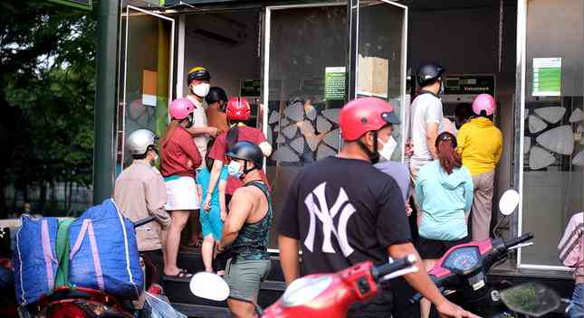 Những ngày này, tình trạng ATM quá tải thường xảy ra vào giờ tan tầm.