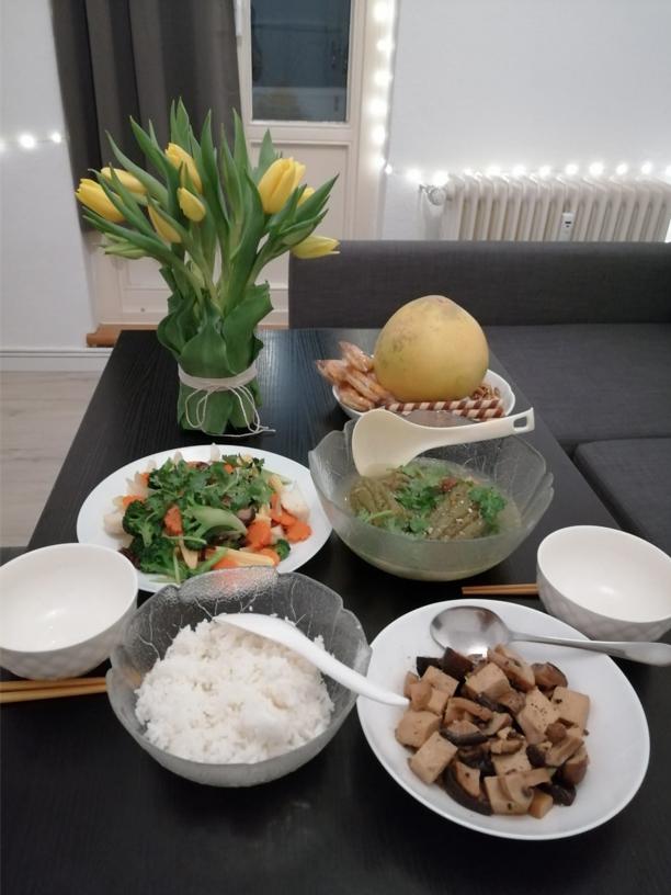 Cuộc sống dù biến động ra sao thì người Việt ở Đức cũng có mâm cơm ngày Tết với các món ăn truyền thống