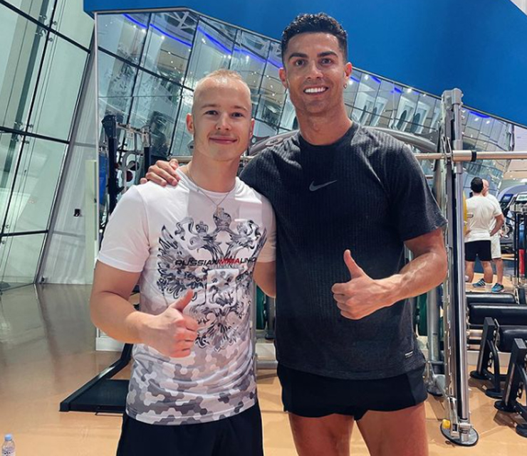 Hai tỷ phú thể thao tương lai Ronaldo (phải) kết giao với Nikita (trái)
