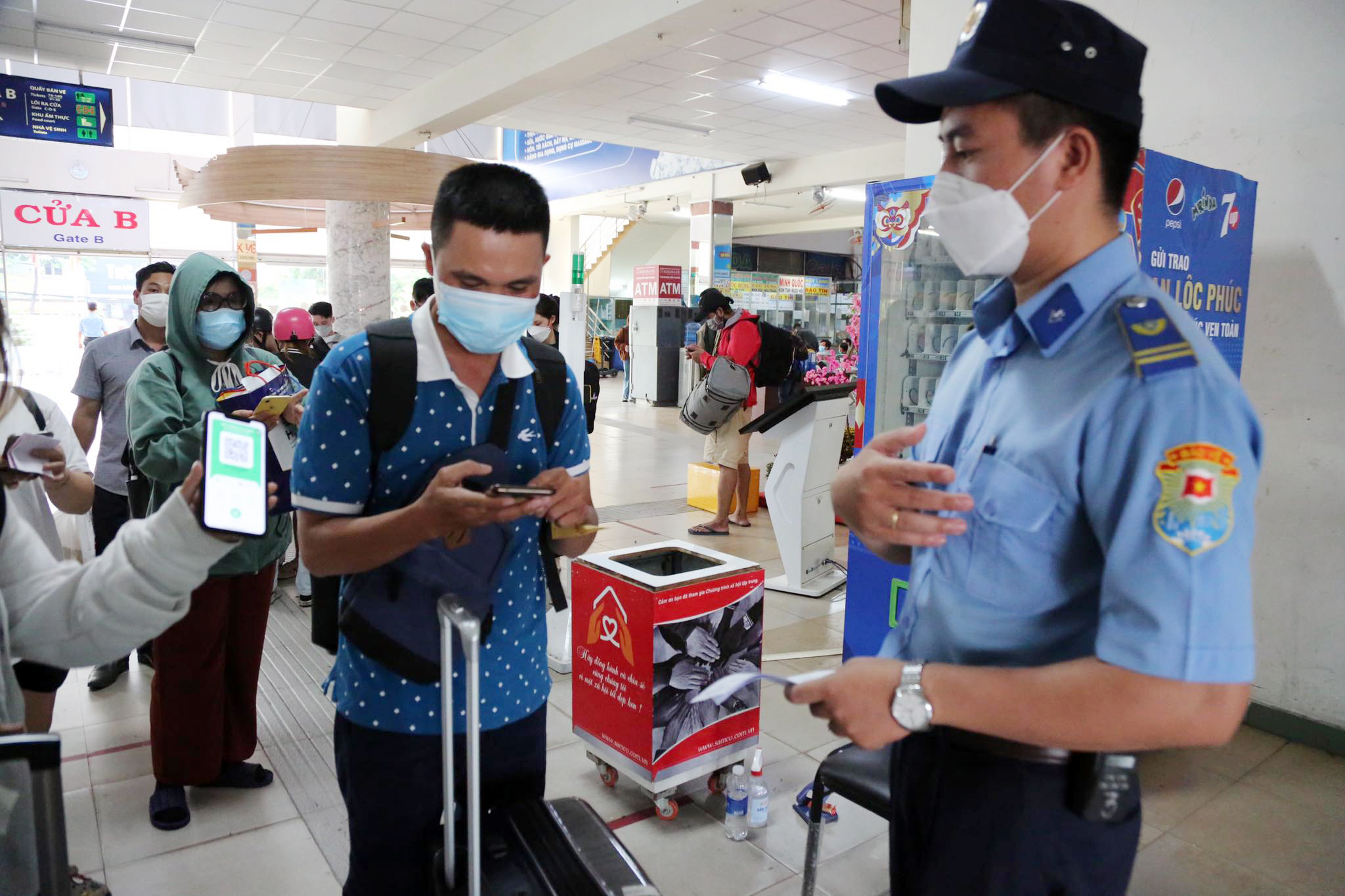 “Tôi mua vé xe để về quê Gia Lai đón Tết, sum họp cùng gia đình dịp Tết cổ truyền của dân tộc. So với những năm trước thì giá vé năm nay không cao”, anh Hoàng Thuận chia sẻ.