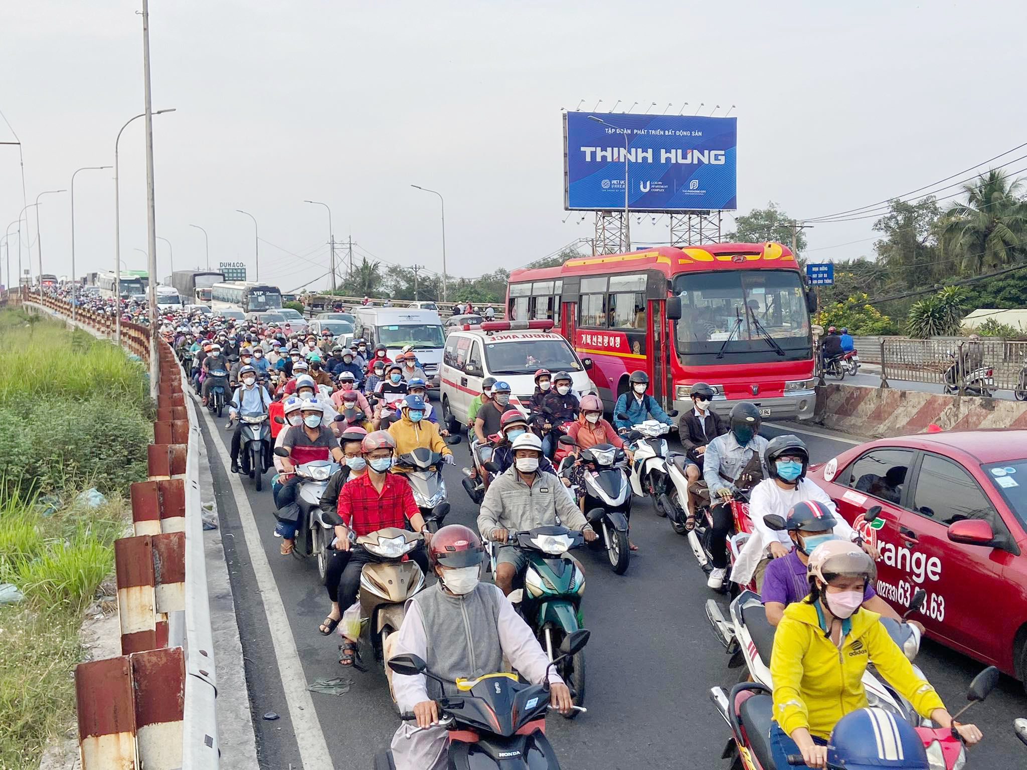 Tại các giao lộ với Quốc lộ 1 (huyện Bình Chánh) có lúc xảy ra tình trạng ùn ứ nhưng được lực lượng CSGT điều tiết nên giao thông sau đó được thông thoáng.