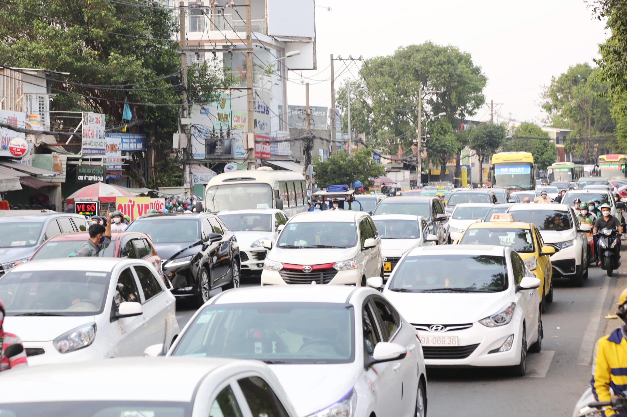 Người dân ùn ùn rời TP.HCM về quê đón Tết, cửa ngõ không ùn tắc - 9