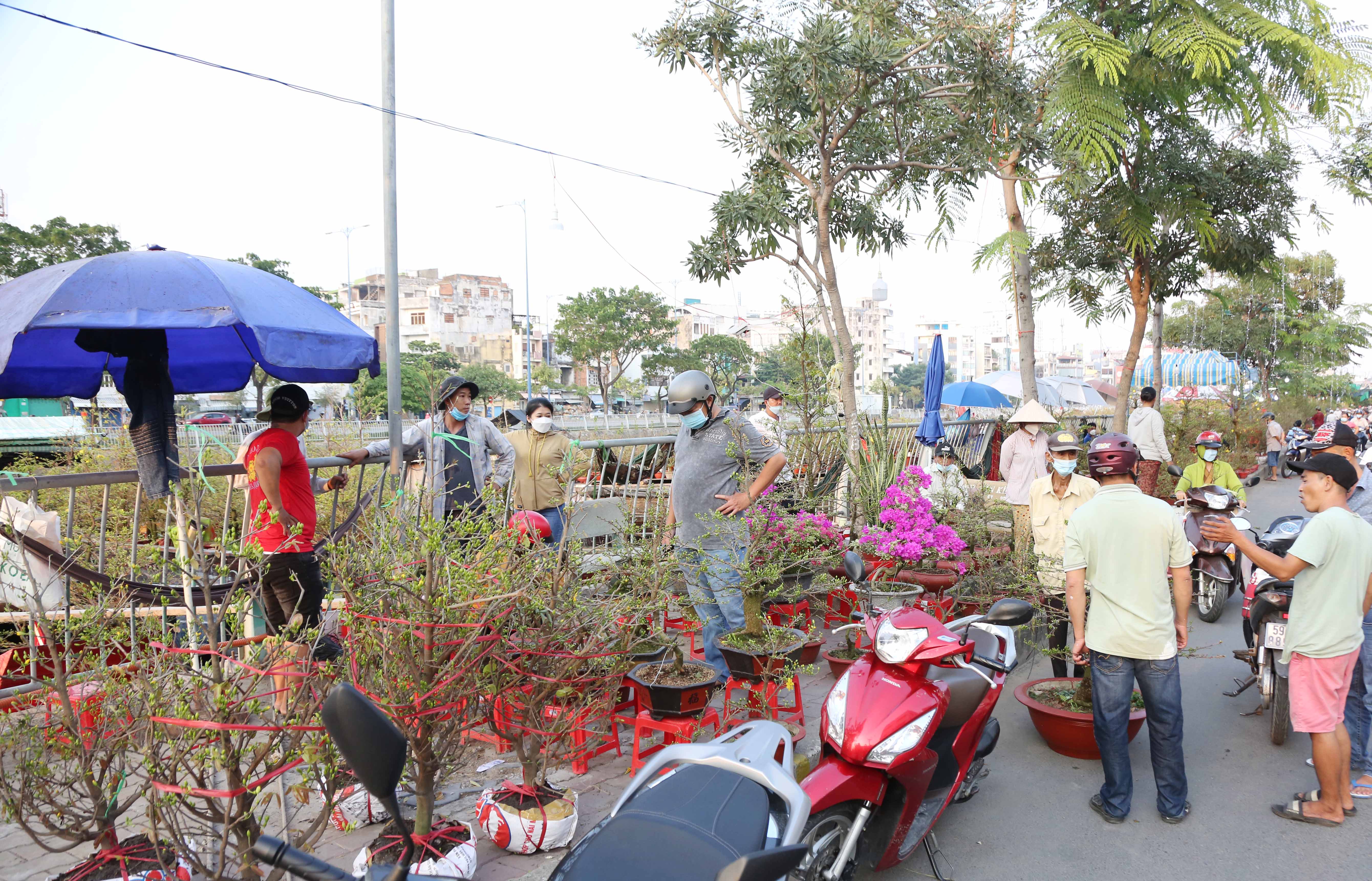 Chợ hoa nhộn nhịp với người mua kẻ bán, những ngày ảm đạm do dịch bệnh dường như đã trôi qua.