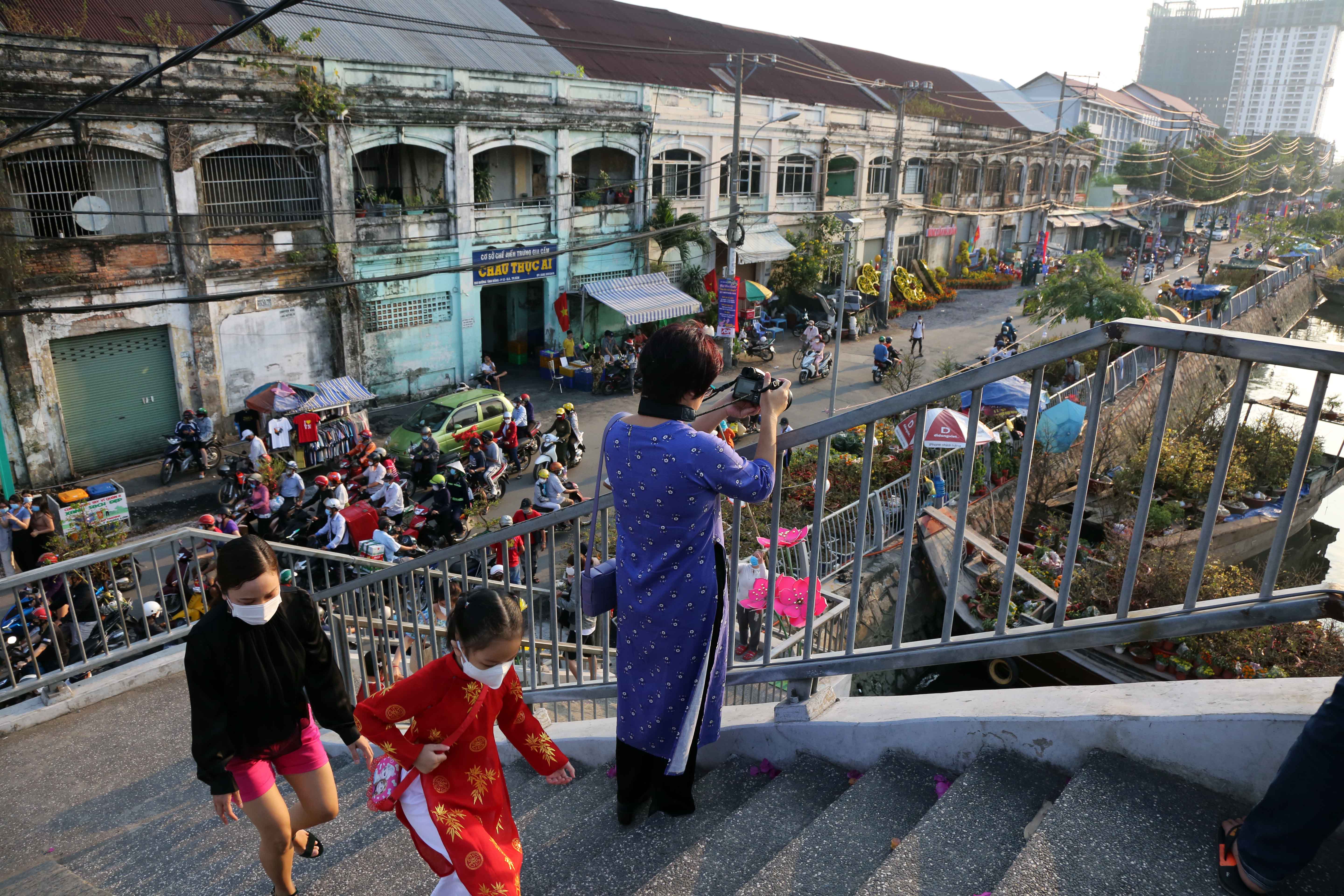 Chợ hoa tại bến Bình Đông được duy trì từ sau năm 1975. Đến năm 2012, UBND quận 8 triển khai thành chuỗi hoạt động hội hoa xuân. Từ năm 2021, chợ hoa được đưa vào chuỗi các sự kiện văn hóa, nghệ thuật tiêu biểu của TP.HCM nhằm giữ gìn, phát huy nét văn hóa Tết cổ truyền của dân tộc.