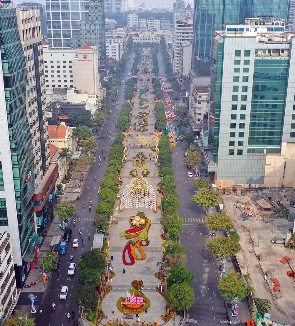 Đường hoa Nguyễn Huệ Tết Nhâm Dần 2022 dài gần 700m, từ giao lộ Lê Lợi - Nguyễn Huệ đến đường Tôn Đức Thắng quận 1, TP.HCM. Đây là đường hoa thứ 19 được thực hiện trong dịp Tết cổ truyền từ năm 2004 đến nay tại trung tâm thành phố.