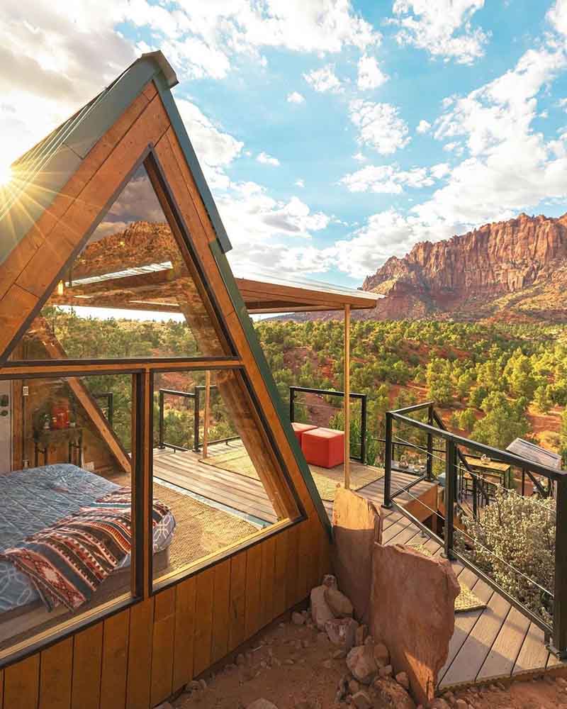 &nbsp;Zion Ecocabin (Hildale, Utah, Mỹ). Đây là bức ảnh được yêu thích nhiều nhất trên trang Instagram của Airbnb vào năm 2021. Khi đến đây, du khách sẽ choáng ngợp trước một bức tranh toàn cảnh ngoạn mục. Lượt thích: 61.051