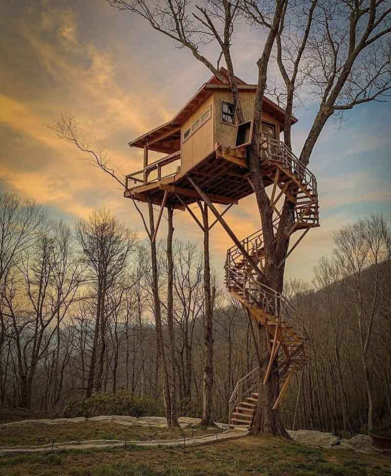 &nbsp;Raven Rock Treehouse (Fletcher, North Carolina, Mỹ). Nơi này được mô ta có thể chữa lành tâm hồn. Raven Rock Treehouse nằm ẩn mình trong những tán cây bên trong một khu bảo tồn động vật hoang dã. Lượt thích: 39.566