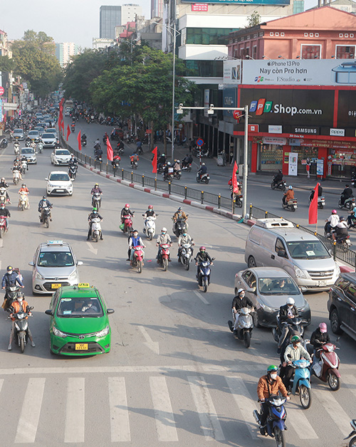 Hình ảnh ô tô, xe máy chen nhau, nhích từng chút một vào những năm chưa có COVID – 19 và năm nay trên phố Chùa Bộc.