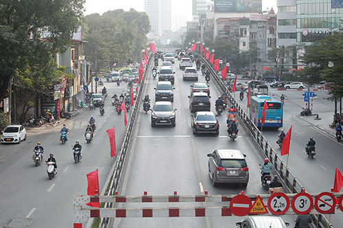 Hình ảnh cầu vượt Thái Hà - Chùa Bộc không còn cảnh các phương tiện di chuyển chậm hay ùn tắc cục bộ như những năm chưa có dịch COVID-19.